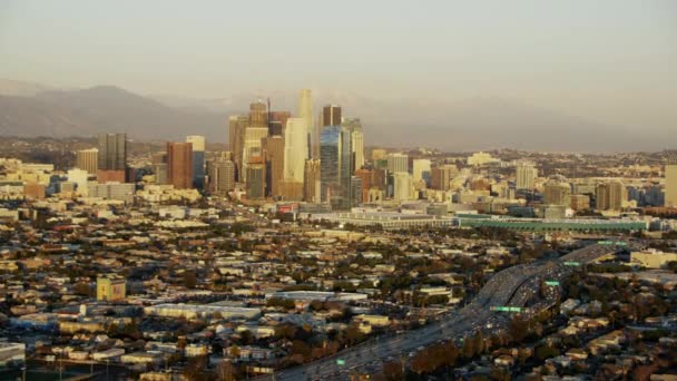 Sibuk jalan raya dan pencakar langit Los Angeles — Stok Video