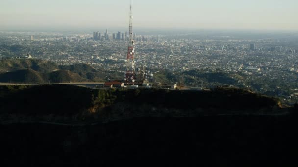 Los Angeles'ta Hollywood yazısını arkasında radyo mast — Stok video