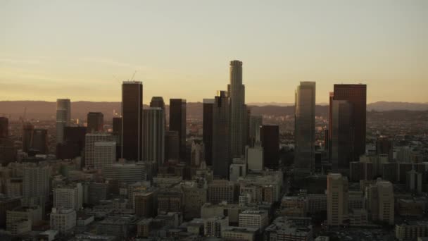 Edificios del centro de Los Ángeles al atardecer — Vídeo de stock