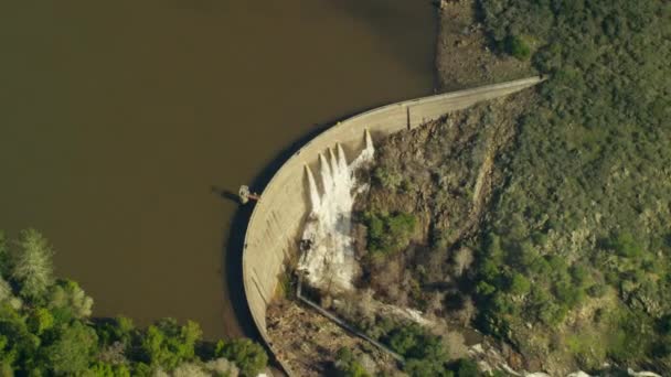 Water dam van stroom wordt voorzien — Stockvideo