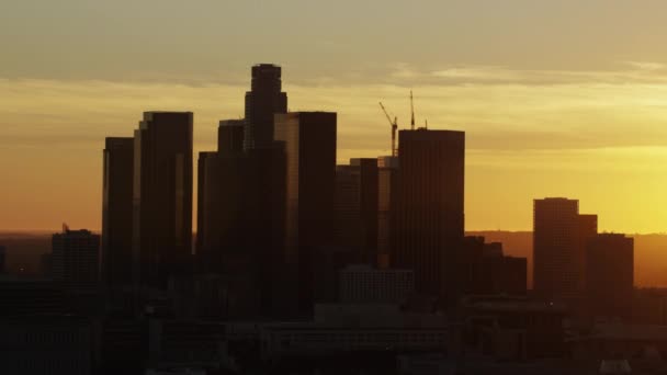 Solnedgången silhuetten av skyskrapor i Los Angeles — Stockvideo