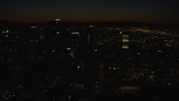 Vista nocturna de rascacielos en el centro de Los Ángeles — Vídeos de Stock