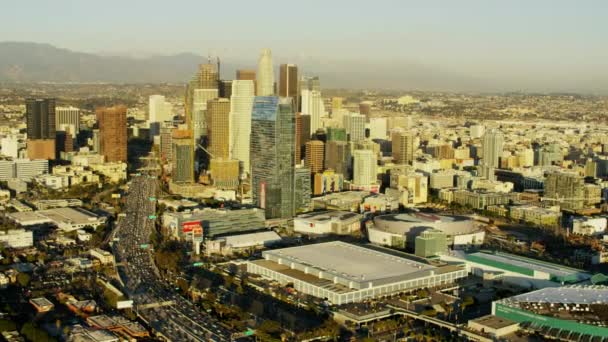 Autostrade trafficate e grattacieli Los Angeles — Video Stock