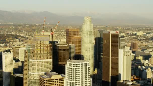 Vue sur le paysage urbain de Los Angeles au coucher du soleil — Video