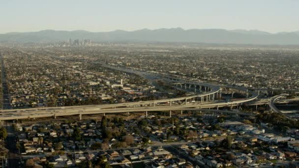 Freeway och skyskrapor i Los Angeles — Stockvideo