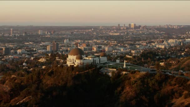 Sterrenwacht Griffith Park bij zonsopgang — Stockvideo