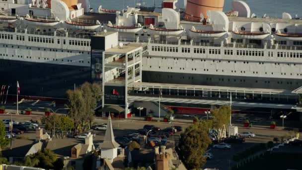 Queen Mary förtöjda på Long Island — Stockvideo