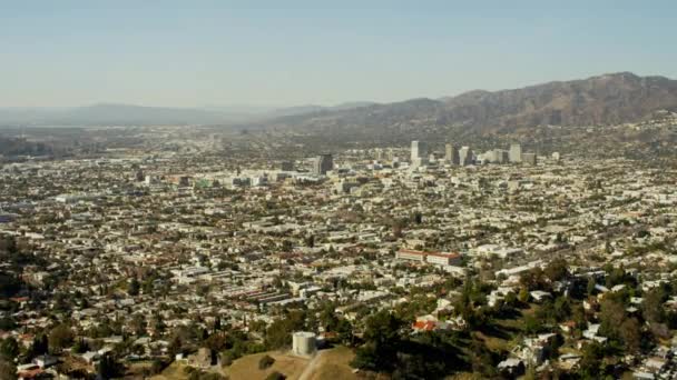 Buitenwijken en wegen in Los Angeles — Stockvideo