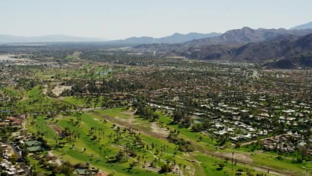 Casas e estradas suburbanas, Palm Springs — Vídeo de Stock
