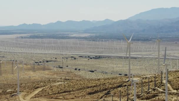 Industriella vindkraftverk utanför Los Angeles — Stockvideo