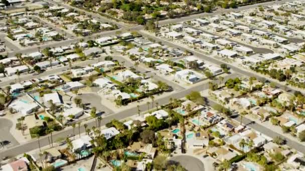 郊区的房屋和高速公路，棕榈泉 — 图库视频影像