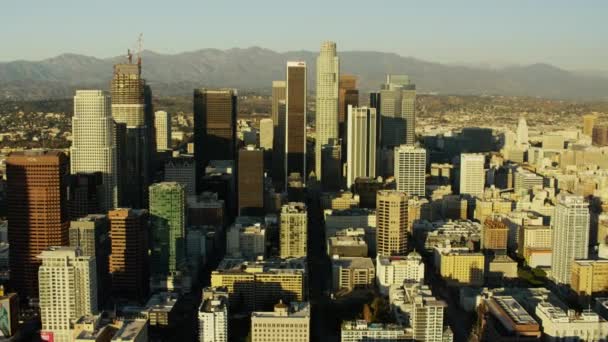 Los Angeles şehir merkezinde gökdelenler gün batımında — Stok video