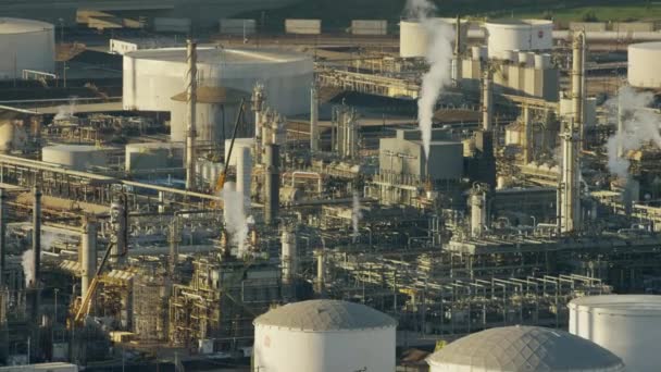 Olie- en gasindustrie raffinaderij in Los Angeles — Stockvideo