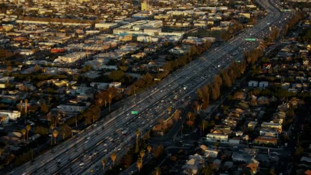 Pendler auf viel befahrenen Autobahnen — Stockvideo