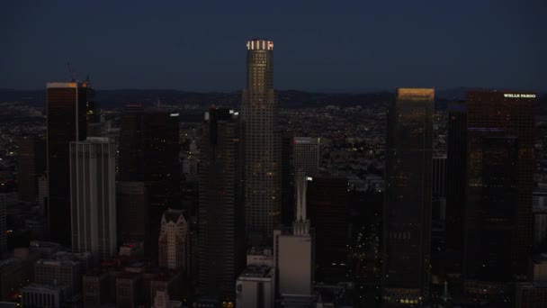 Osvětlenými mrakodrapy z Los Angeles — Stock video
