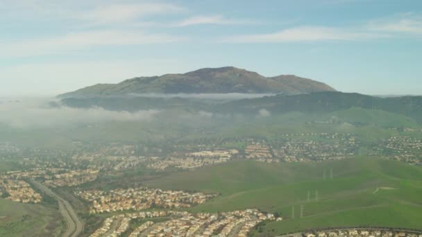 Verdes colinas y casas de campo en el Condado de Napa — Vídeos de Stock