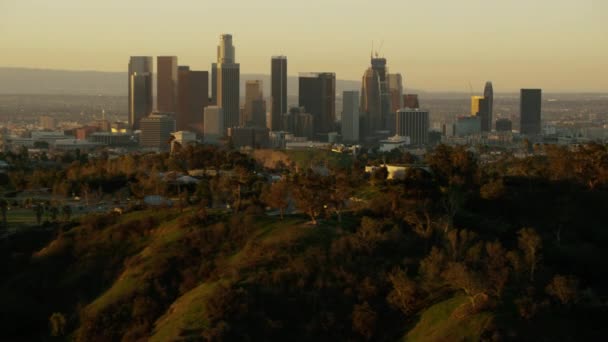 Moderne städtische Wolkenkratzer von los angeles — Stockvideo