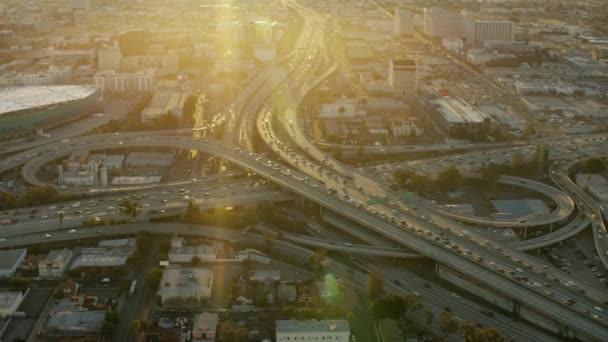 忙しい高速道路システム アメリカ合衆国ロサンゼルスの空中サンライズ ビュー — ストック動画