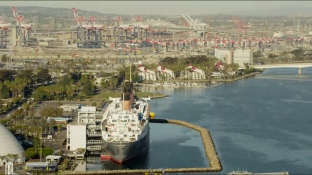 Queen Mary Liner legte auf langer Insel an — Stockvideo