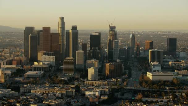 Los Angeles edifícios financeiros ao nascer do sol — Vídeo de Stock