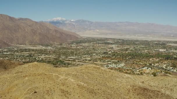 Voorsteden huizen en snelwegen, Palm Springs — Stockvideo