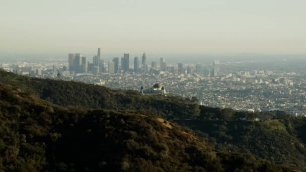 Griffith Observatory i Kalifornien Hills — Stockvideo