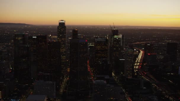 Autopistas y rascacielos muy transitados Los Ángeles — Vídeo de stock