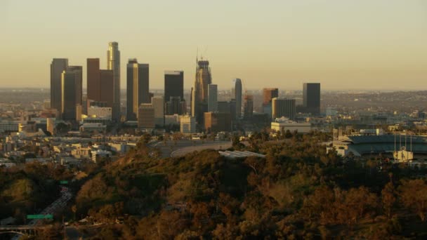 Los Angeles edifícios financeiros ao nascer do sol — Vídeo de Stock