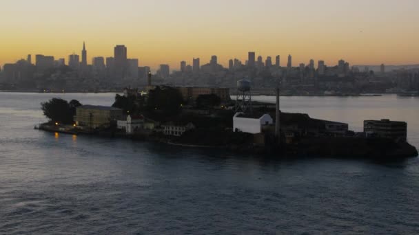 Vista del amanecer de la isla de La Roca Alcatraz — Vídeo de stock