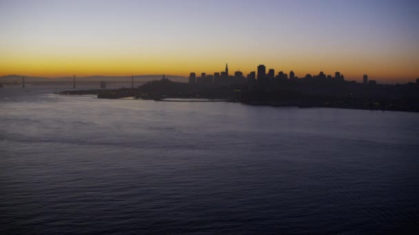 Vista sull'alba della città di Bay Bridge — Video Stock