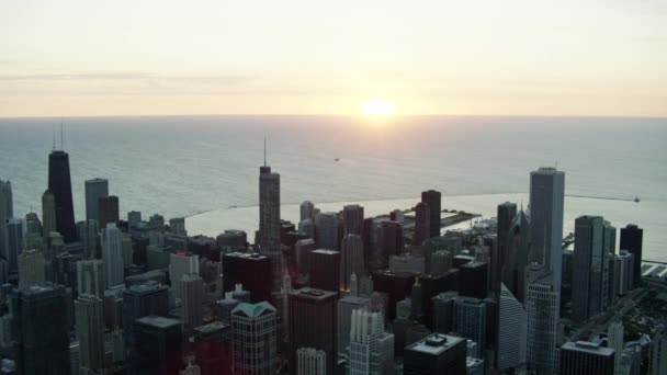 Słońce wznosi się nad jeziorem Michigan w Chicago — Wideo stockowe
