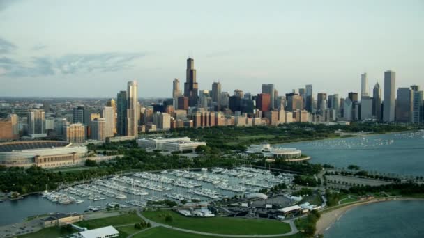 Wieżowce w Chicago i stadionu Soldier Field — Wideo stockowe