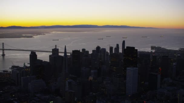 Zonsopgang uitzicht over stad van de Bay Bridge — Stockvideo