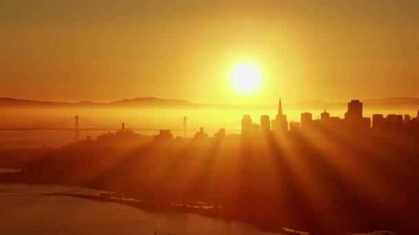 Mostu přes záliv a město mrakodrapů v San Franciscu — Stock video