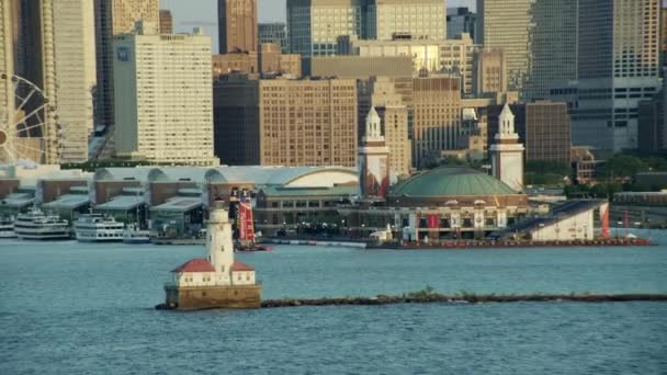 Navy Pier en city wolkenkrabbers van Chicago — Stockvideo