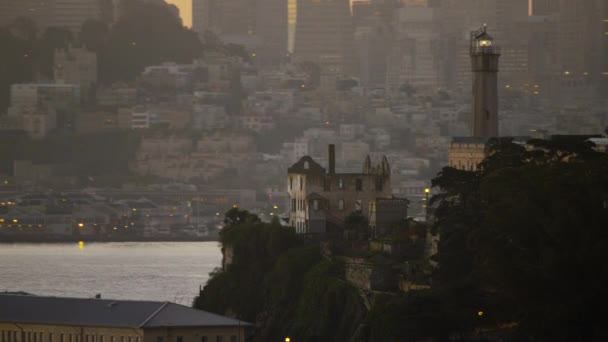 Soluppgång syn på The Rock Alcatraz Island — Stockvideo