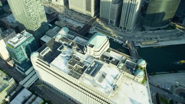 Gebouwen van de stad Chicago en water verkeer — Stockvideo