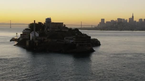 Rock Alcatraz Adası görünümünü gündoğumu — Stok video