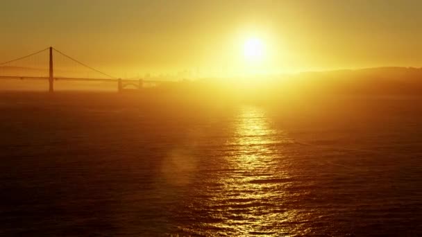 Východ slunce pohled na San Francisco a Golden Gate Bridge — Stock video
