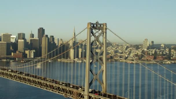 Oakland bay bridge mit hochhäusern von san francisco — Stockvideo