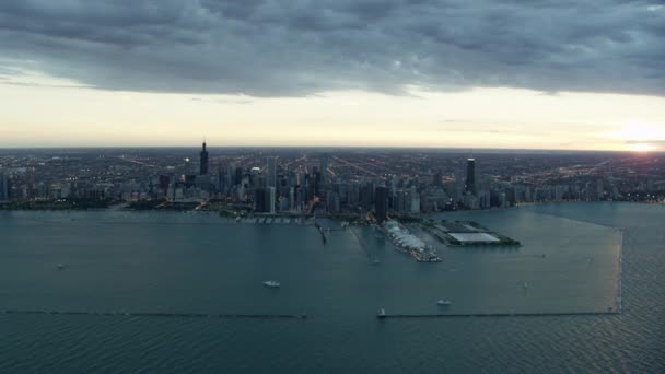 Ηλιοβασίλεμα του Σικάγο πόλη και στη λίμνη Μίσιγκαν — Αρχείο Βίντεο