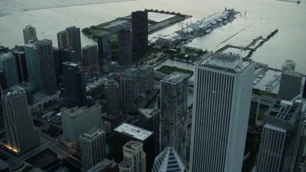 Navy Pier y rascacielos de la ciudad de Chicago — Vídeo de stock