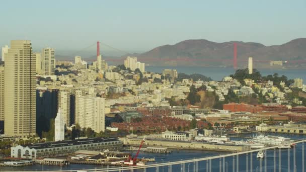 San Francisco com Oakland Bay Bridge — Vídeo de Stock