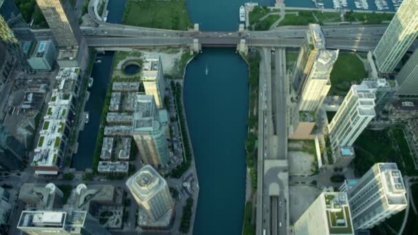 Chicago River en marina boten — Stockvideo