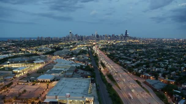 Viel Verkehr auf den Autobahnen Chicagos — Stockvideo