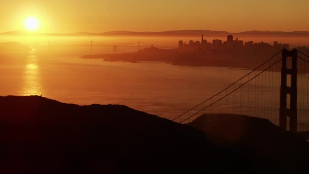 Zonsopgang uitzicht op Golden Gate Bridge, San Francisco — Stockvideo