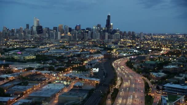 시카고 도시 고속도로 교통 및 고층 빌딩 — 비디오