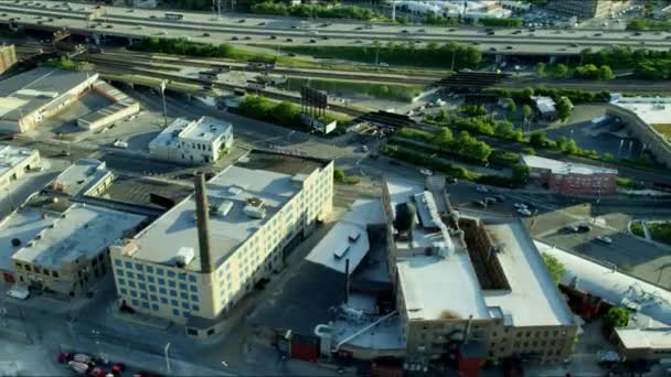 Autoestradas da cidade e trilhas ferroviárias em Chicago — Vídeo de Stock