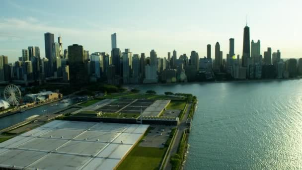 Chicago navy pier en stadsgezicht — Stockvideo