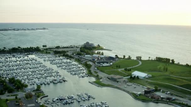 Лодки на озере Мичиган и пристань для яхт в Чикаго США — стоковое видео